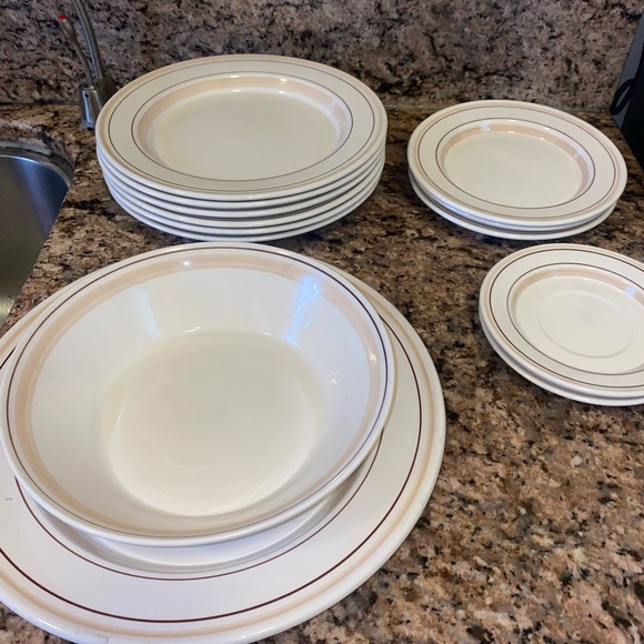 Dinnerware plates - Picture 1 of 4